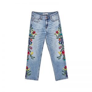 Jeans mit Blumenmuster von ZARA