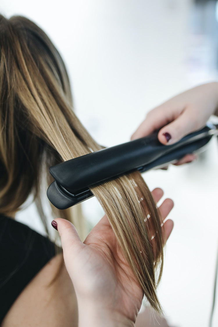 haare werden geglaettet