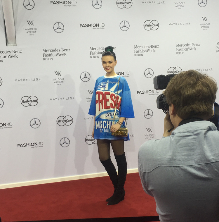 Bonnie Strange im Kleid von Moschino