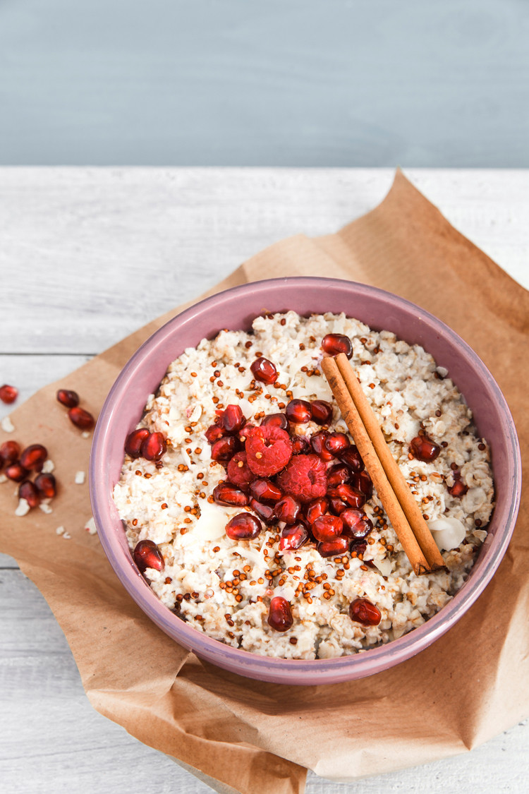 Porridge mit Granatapfel und Quinoa