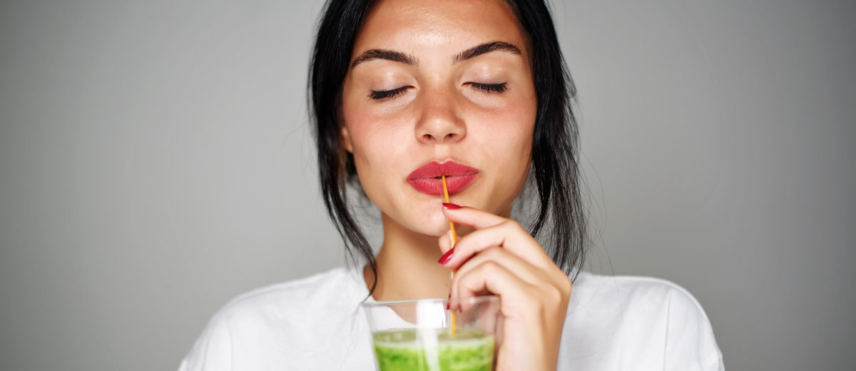 junge frau trinkt einen smoothie