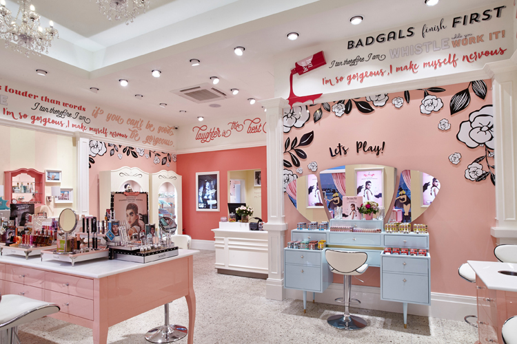 Das rosa Make-up Paradies © Benefit