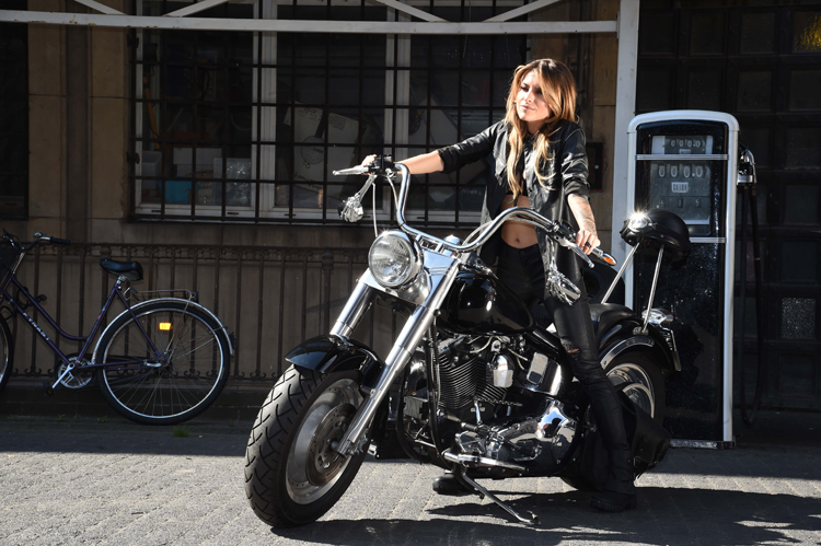 Sophia Thomalla posiert auf einer Harley © DEICHMANN 