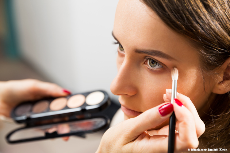 Augen Contouring mit Lidschatten © iStock.com/ Dmitrii Kotin