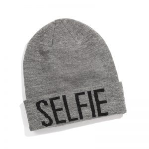 Graue Beanie mit Aufschrift