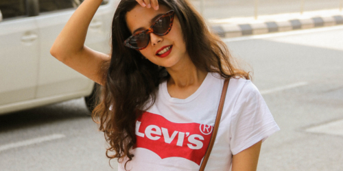 frau mit levis tshirt