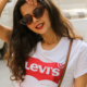 frau mit levis tshirt