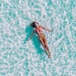 frau badet im meer