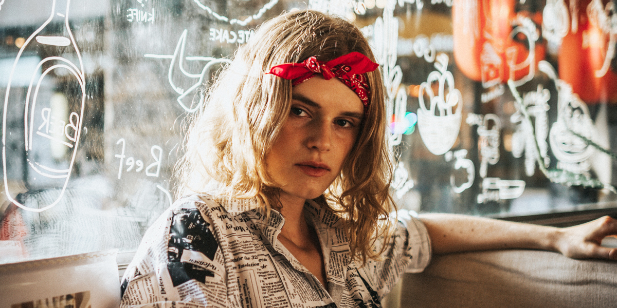 frau mit bandana in café