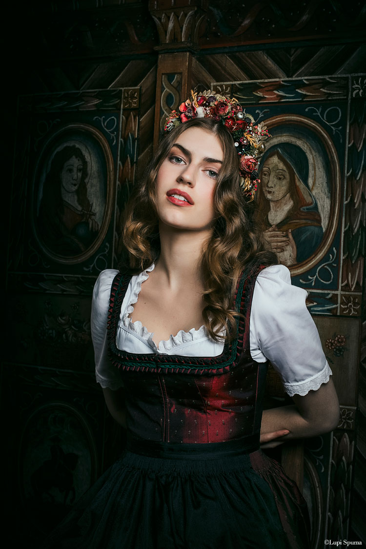 lena hoschek dirndl rot