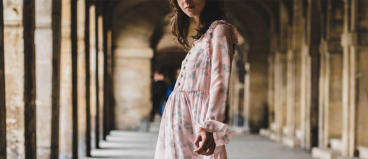 junge frau mit blumenkleid