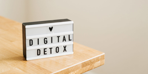 schild mit aufschrift digital detox