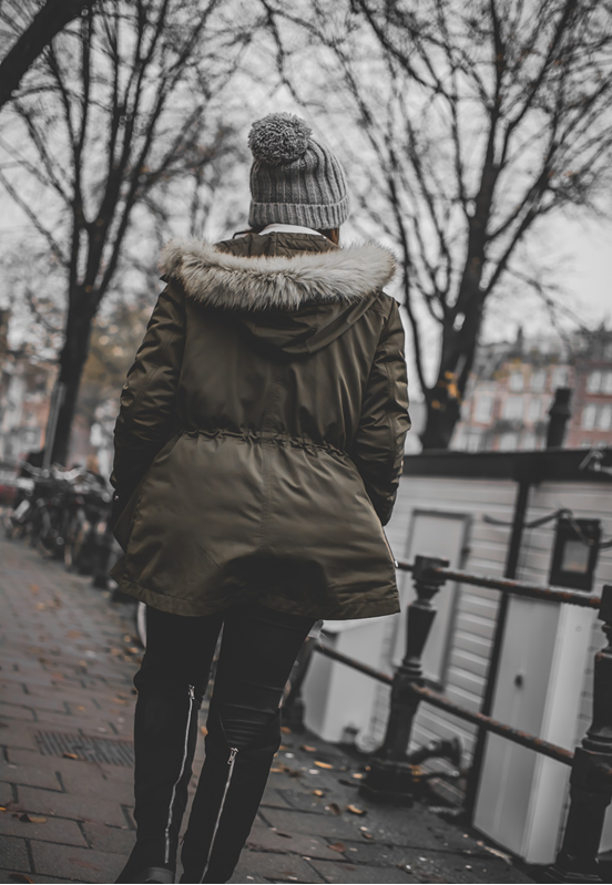junge frau mit parka