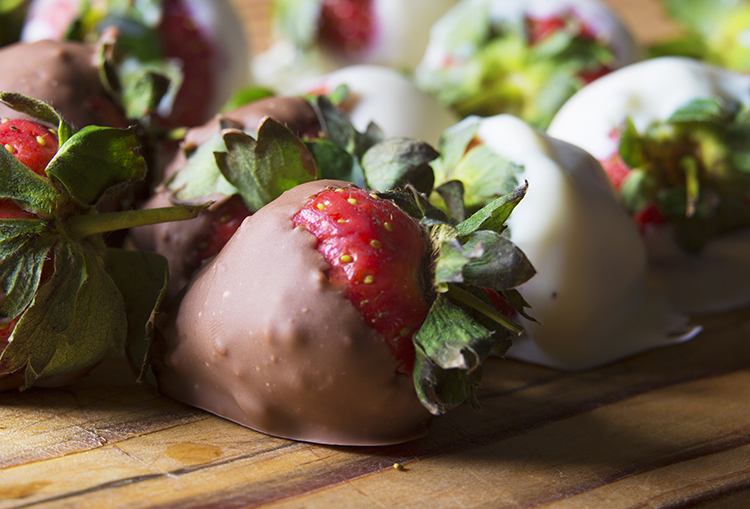 erdbeeren in schokolade gedippt