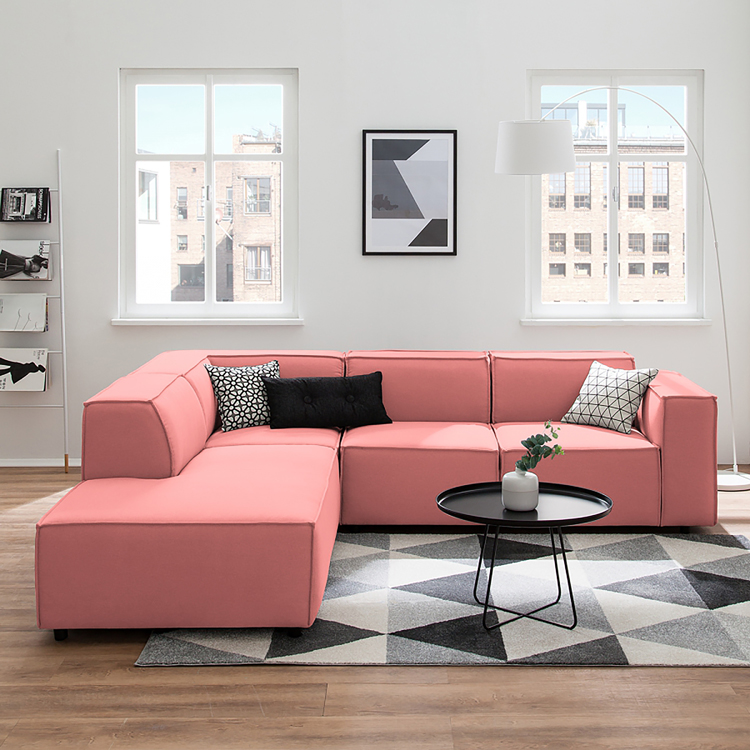 helles wohnzimmer im schwarz-weiss look mit einer eck-couch in der trendfarbe living coral