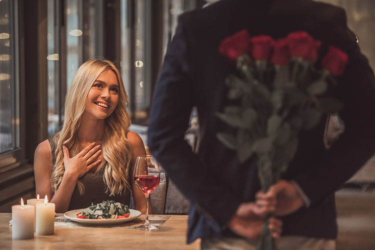 mann überrascht frau mit rosen