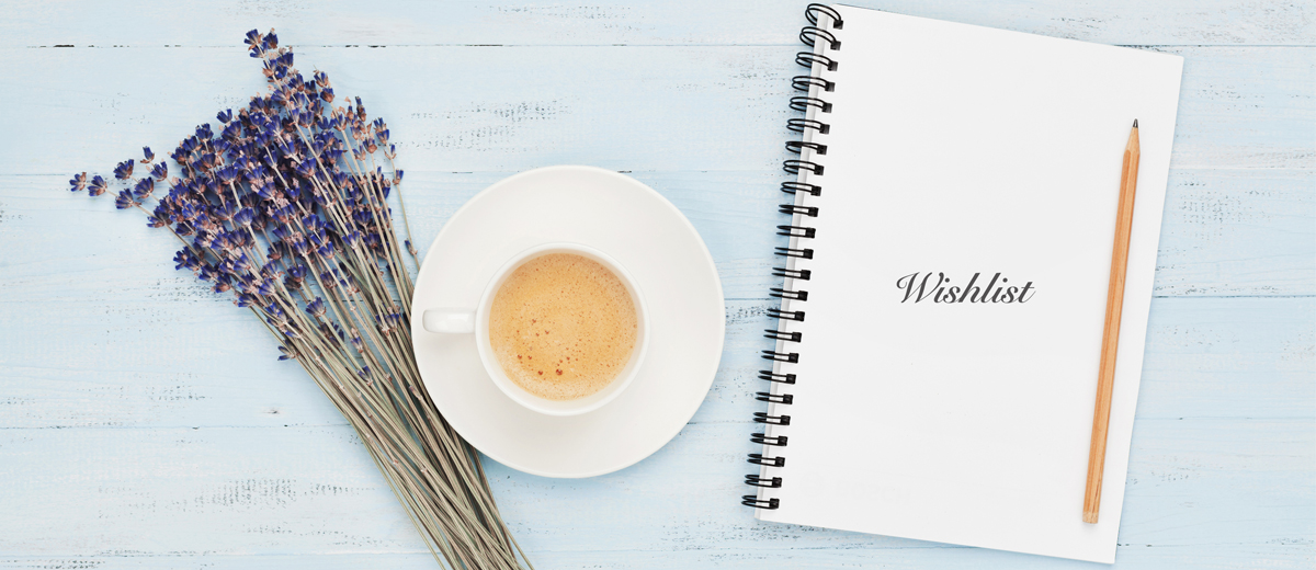 tisch mit kaffeetasse, lavendel und notizheft