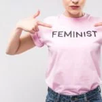 frau trägt t-shirt mit aufschrift feminismus