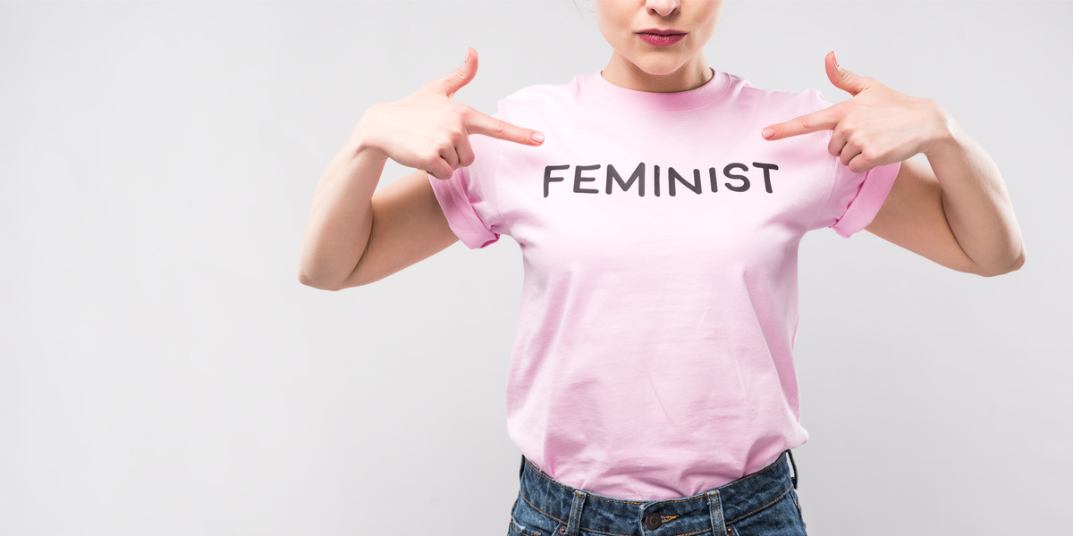 frau trägt t-shirt mit aufschrift feminismus