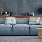 moderndes und gemühtliches wohnzimmer mit hellblauer couch