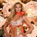 blondes model bei runway show von victoria´s secret