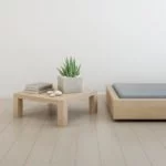 blick in einen minimalistisch eingerichteten wohnraum in natürlichen tönen