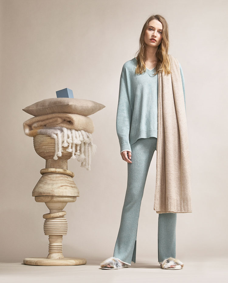 zara model in hellblauer loungewear 