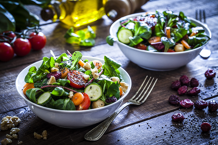 salat mit verschiedenen gemüsesorten