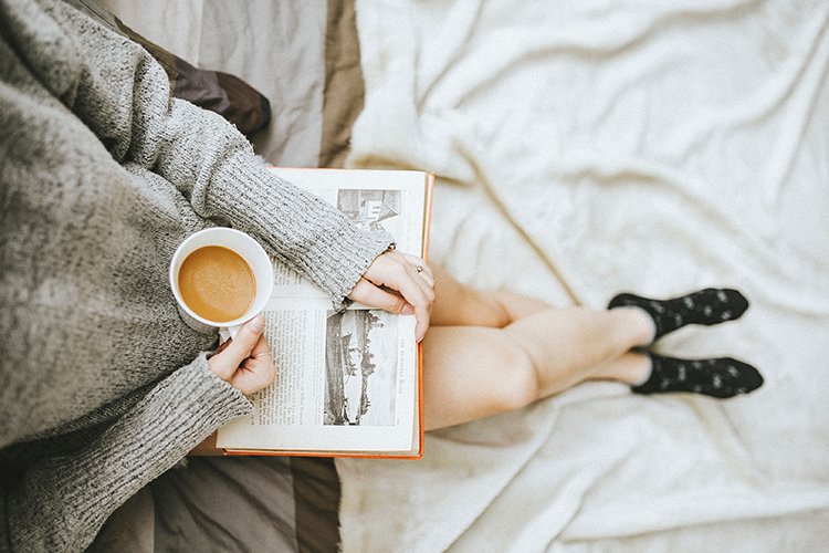 frau mit kaffee und buch