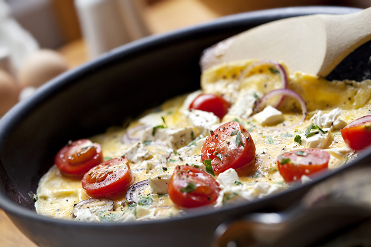 omelette mit tomaten, ziegenkäse und basilikum