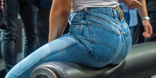 frau mit jeans