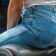 frau mit jeans