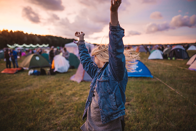 frau auf campingplatz