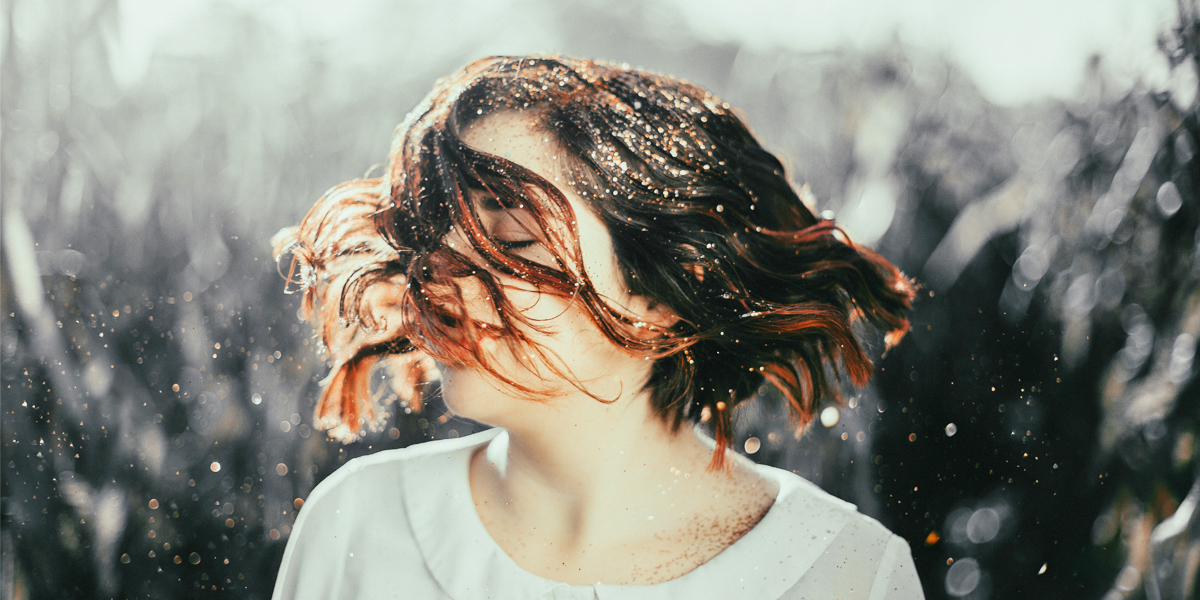 frau mit glitzer im haar