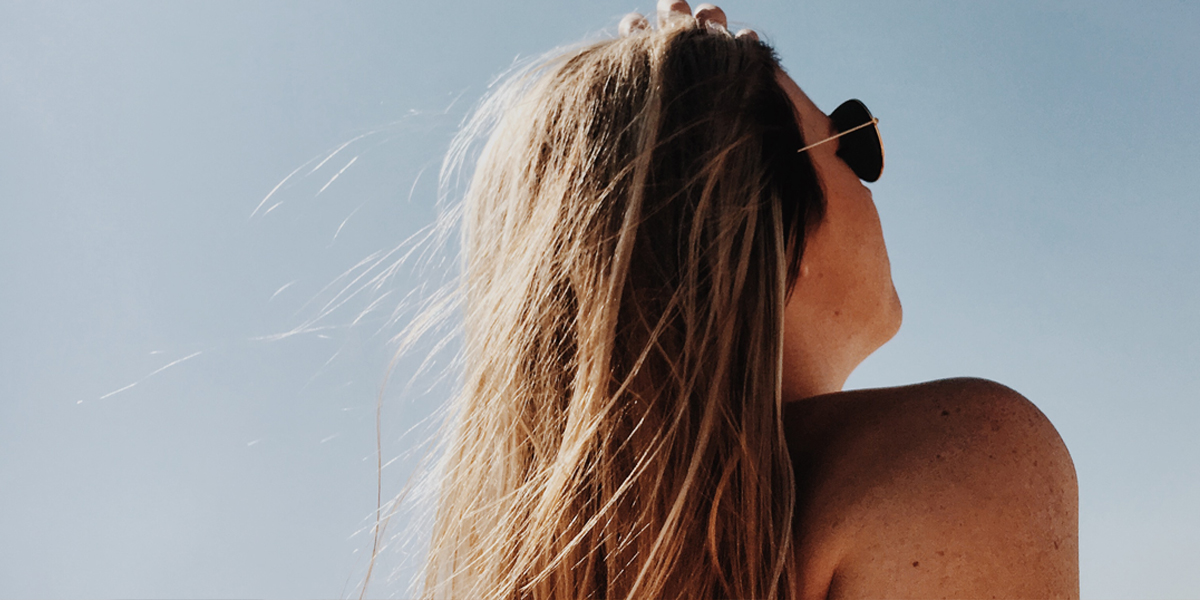 frau im sonnenschein mit sonnenbrille