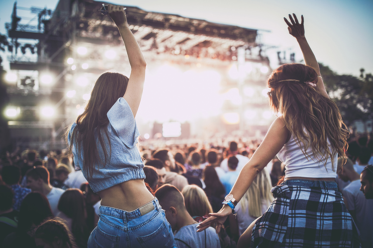 frauen vor der bühne auf einem festival