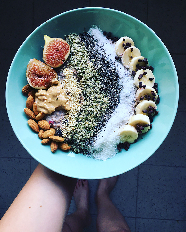 frühstücksbowl mit hanfsamen