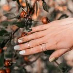 hand mit nail art maniküre