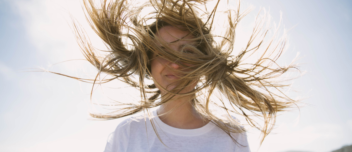 junge fraue mit blonden haaren