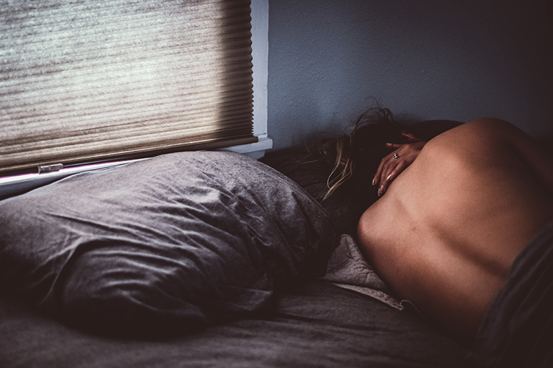 frau nackt im bett liegend