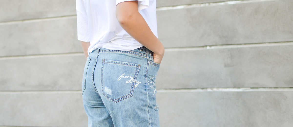 frau mit jeans und weißem t-shirt