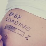 schwangerschaftsbauch einer jungen frau