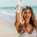 sarah harrison am strand mit hellobody spray