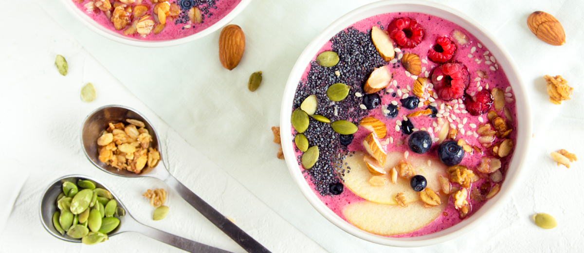 bowl mit superfoods auf tisch stehend