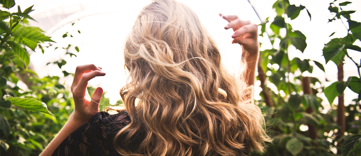 junge frau mit lockigen haaren