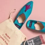 türkise Schuhe auf rosanem Hintergrund