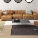 Wohnzimmer mit brauner Couch und rustikalem Teppich
