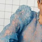 hellblaue Organza Bluse von Zara vor gekacheltem Hintergrund