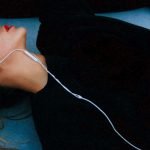 Fashion Podcasts Frau mit Ohrenstöpseln