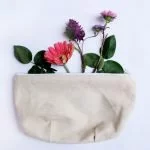 kosmetiktasche aus der blumen wachsen